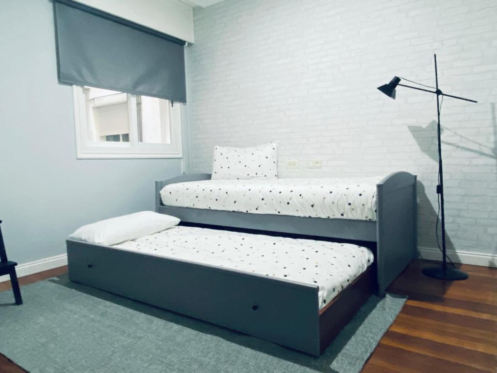A bed or beds in a room at Piso Céntrico 120m2 + parking propio (O Grove)