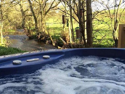 un jacuzzi con agua en un patio en The Old Tearoom-uk32945, en Great Salkeld