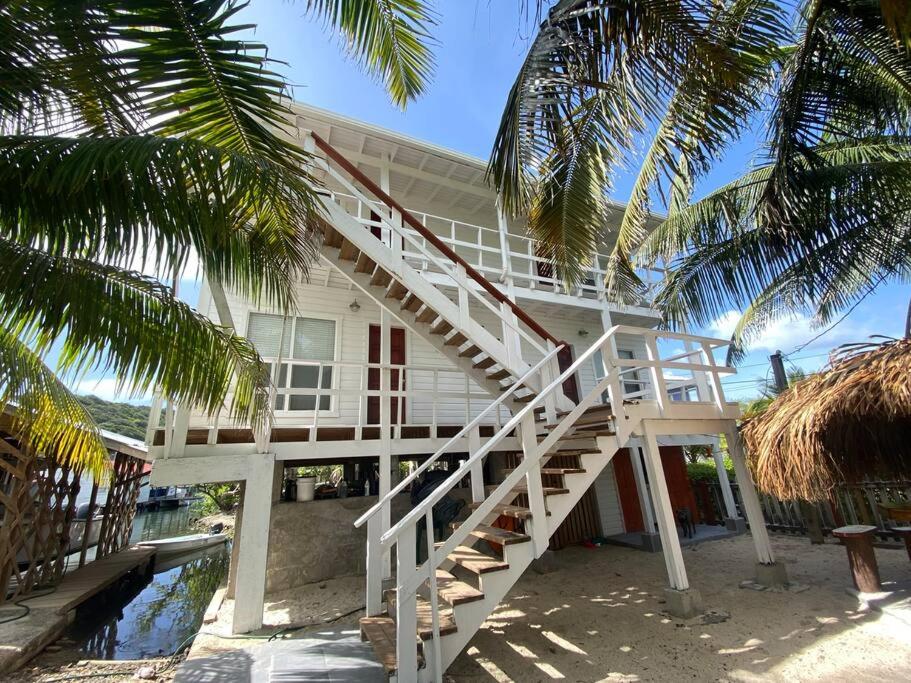 una casa blanca con escaleras que conducen a ella en Ocean Breeze Villa Rentals, en Oak Ridge