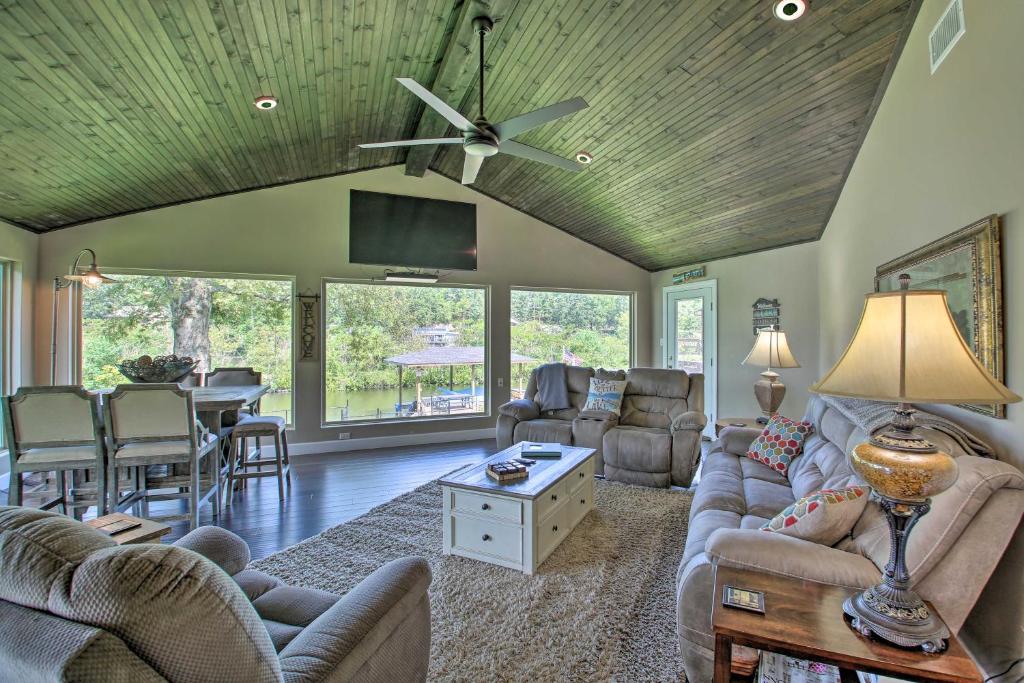 uma sala de estar com um sofá e uma ventoinha de tecto em Lakefront Haven Near Oaklawn and Casino Resort! em Hot Springs