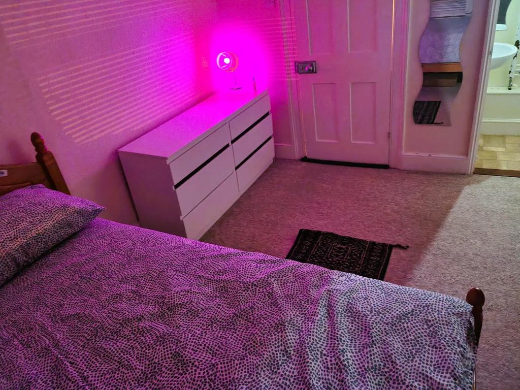 Spacious Private bedroom with own toilet inside, Gravesend (updated