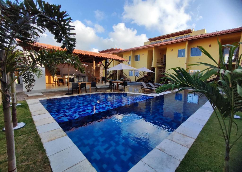 uma piscina em frente a uma villa em Casa na praia com piscina em Luís Correia