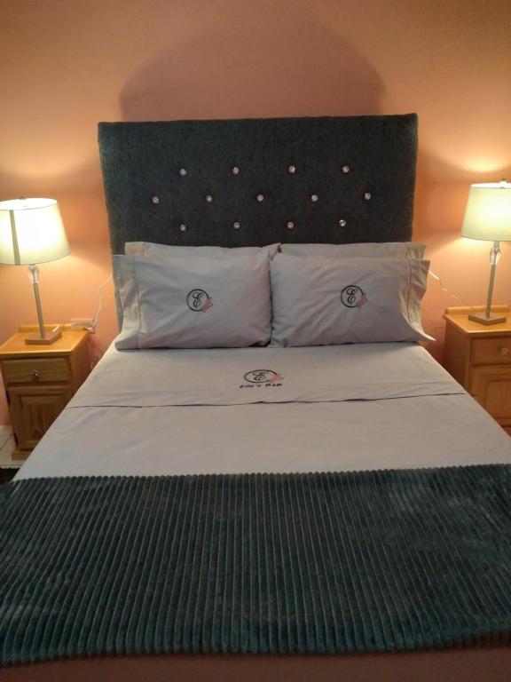 Una cama o camas en una habitación de ELLE'S B&B