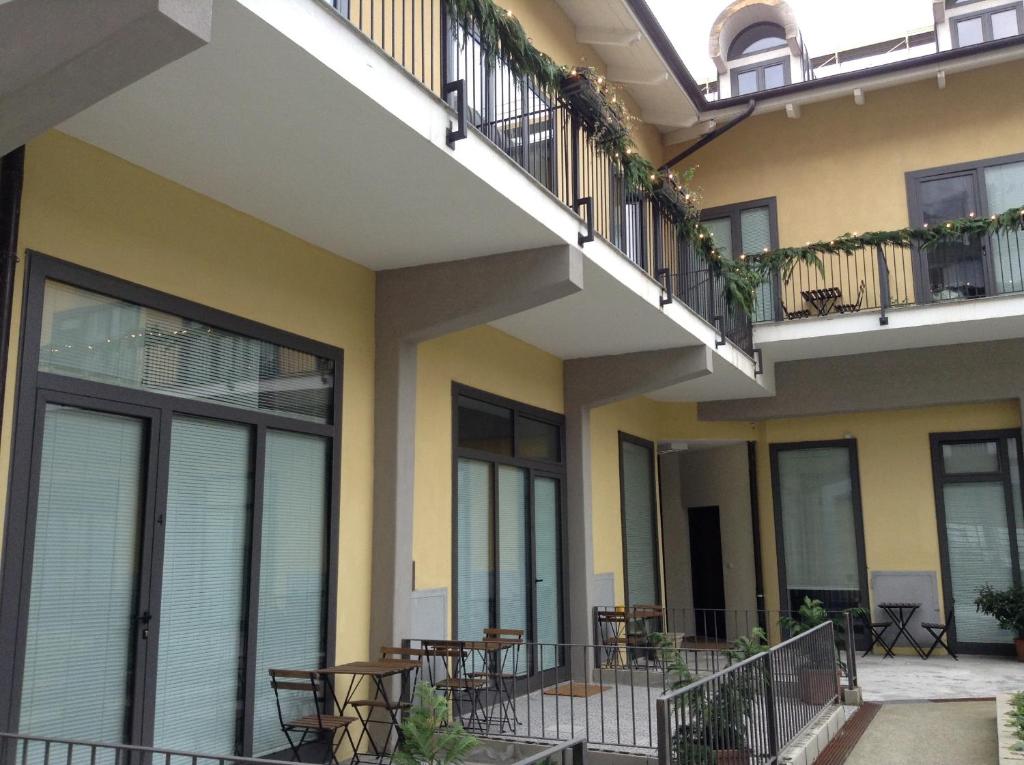 apartamentowiec ze stołami na patio i balkonami w obiekcie Loft Regio Parco w Turynie