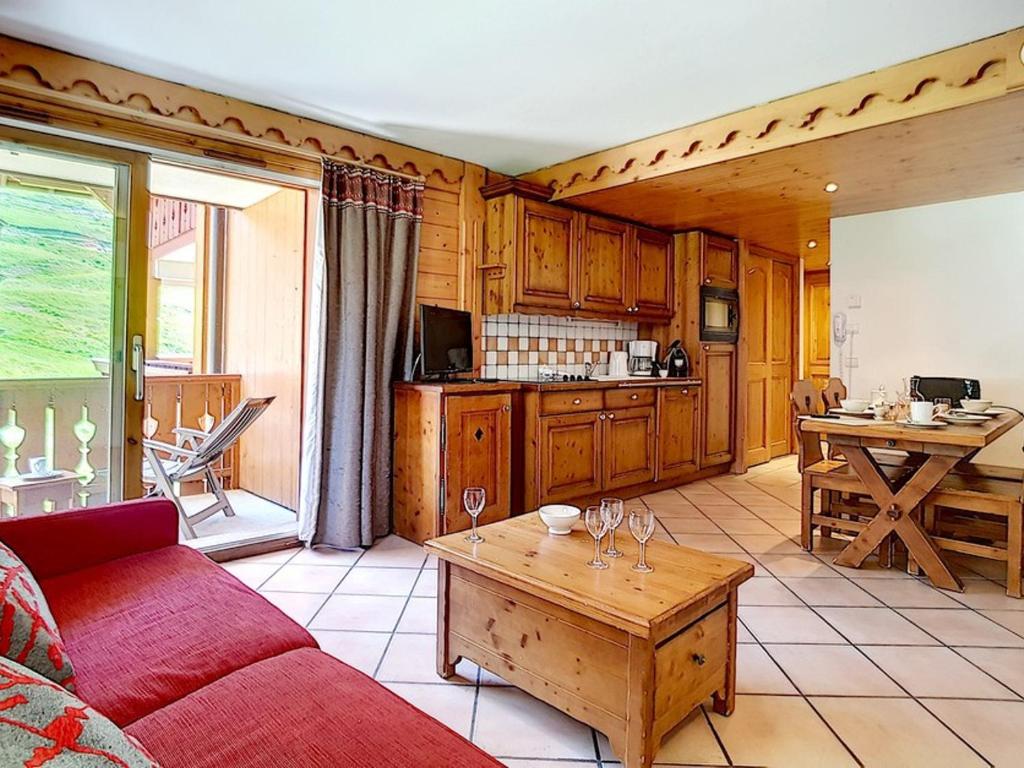 un salon avec un canapé et une table dans l'établissement Appartement 3P avec Balcon, Piscine et Parking · Proche Pistes à Reberty 2000 - FR-1-344-741, aux Menuires