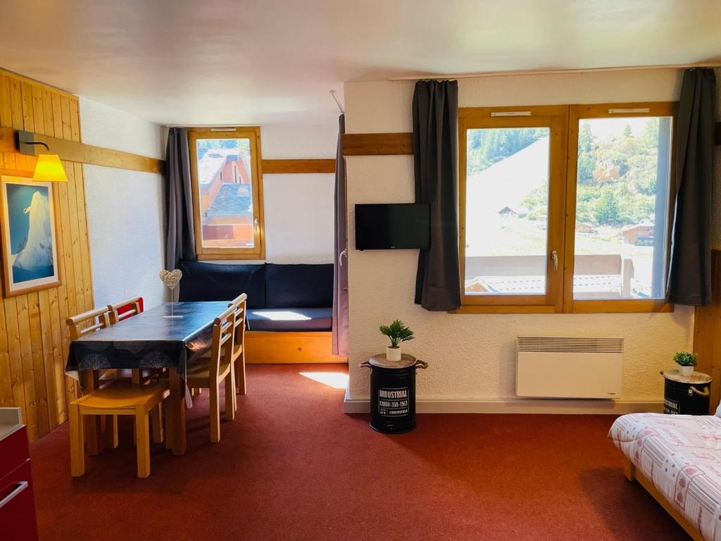 a room with a dining room table and a bedroom at Appartement La Plagne-Tarentaise, 2 pièces, 5 personnes - FR-1-351-163 in La Plagne Tarentaise