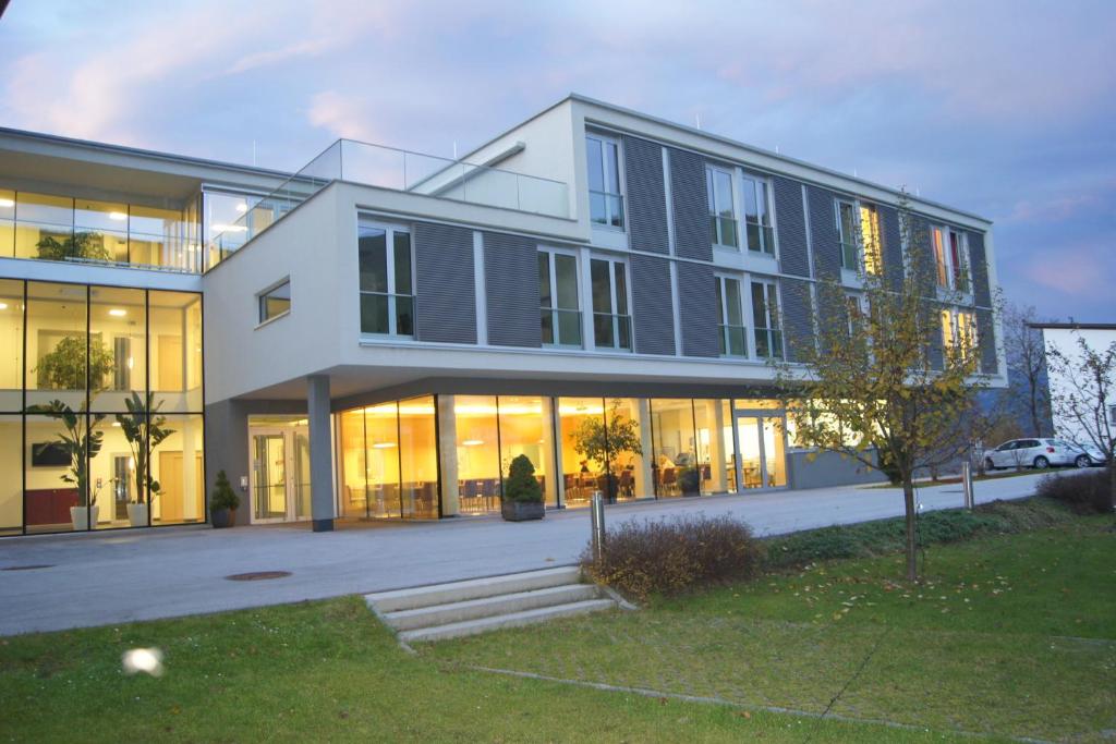 ein großes Gebäude mit vielen Fenstern in der Unterkunft Hostel-Jugendherberge St. Johann im Pongau in St. Johann im Pongau