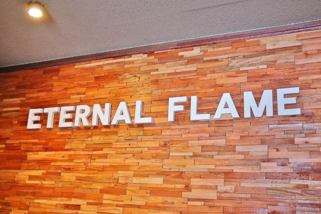 Naktsmītnes Eternal Flame logotips vai norāde