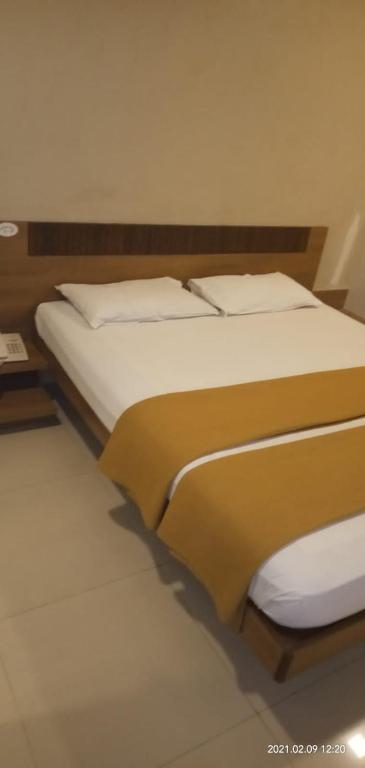 Postel nebo postele na pokoji v ubytování Sai Palace Budget Hotel