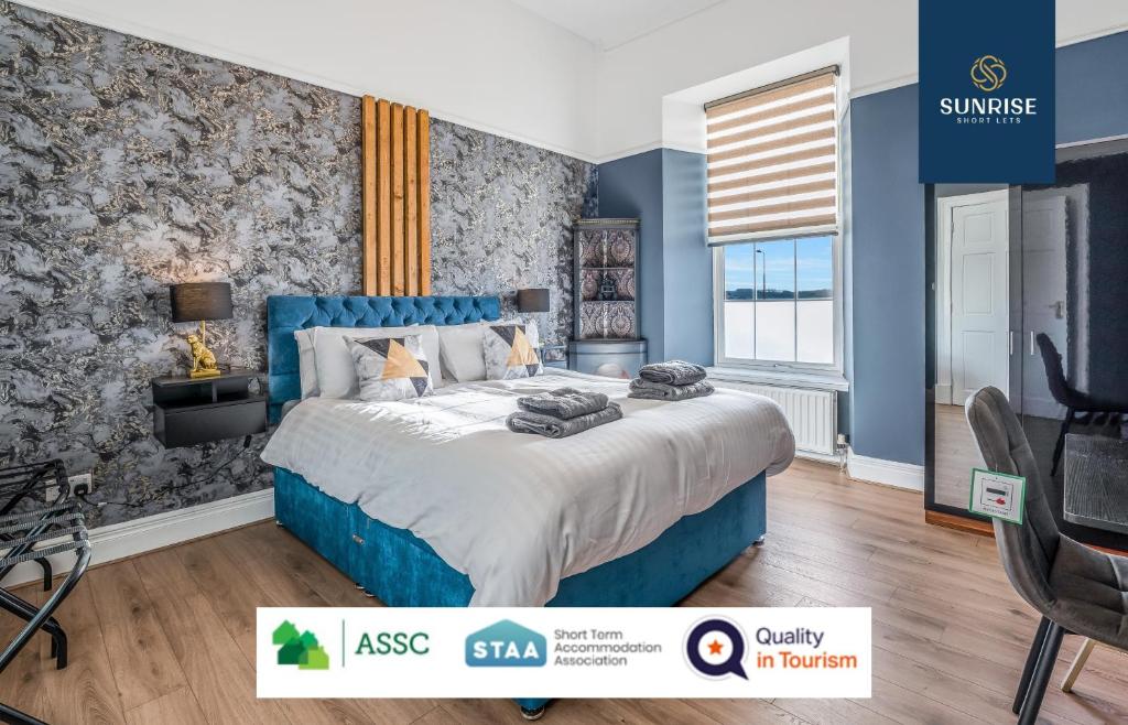 a bedroom with a blue bed and blue walls at PRESIDENTIAL APARTMENT, Family Home, Luxury Bedrooms, 2 Rooms, 1 King Bed, 2 Single Beds, Free WiFi, Free Parking, Families, Tourists, Business Travelers, Relocation, Beautiful River Views by SUNRISE SHORT LETS in Dundee
