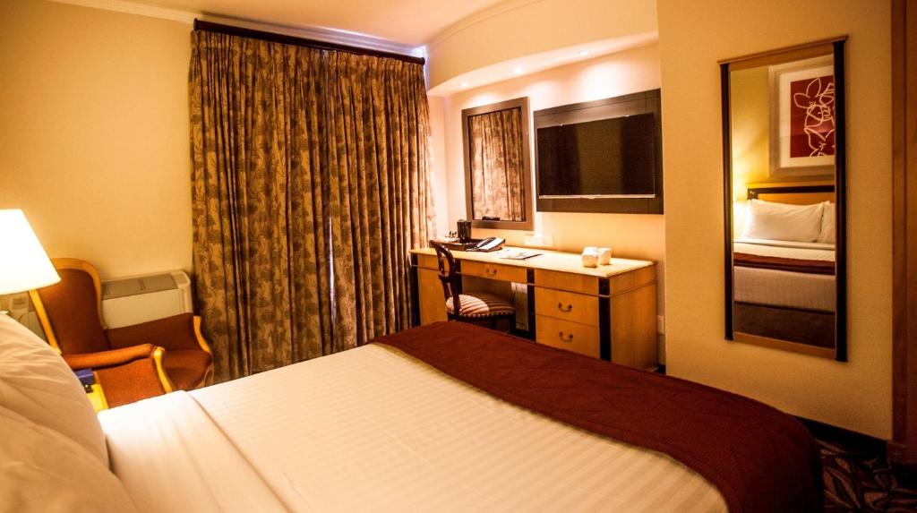Postel nebo postele na pokoji v ubytování Garden Court Morningside Sandton