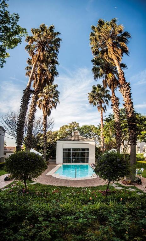Bazén v ubytování Garden Court Morningside Sandton nebo v jeho okolí