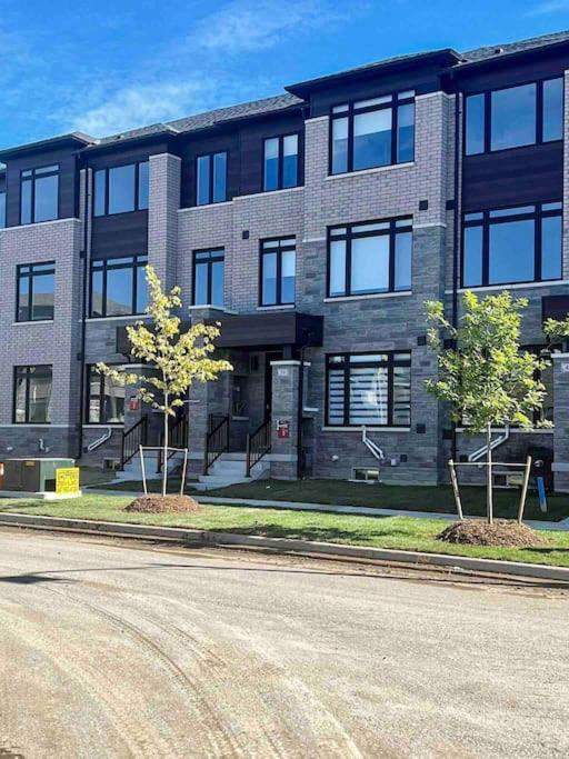 NEWLY BUILT LUXURIOUS 3BRM TOWN HS/AIRPORT/PARKING photo