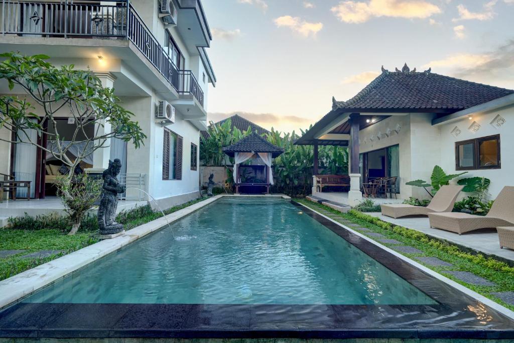 uma piscina no quintal de uma casa em Queen Bisma Villa - 10 min walking to Ubud Center em Ubud