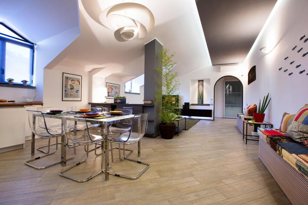 Il comprend une cuisine et un salon avec une table et des chaises. dans l'établissement Palazzo Di Donato, à Cava deʼ Tirreni