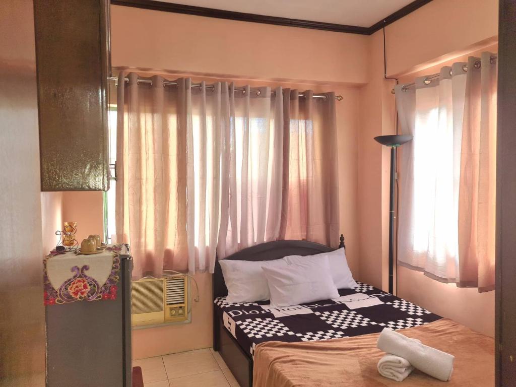 Habitación pequeña con cama y ventana en Affordable Transient along Ortigas Ext near Cainta/Pasig, en Cainta