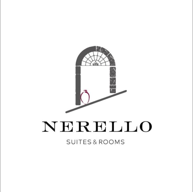 une porte voûtée avec un gabarit de logo de fenêtre dans l'établissement Nerello Suites and Rooms, à Catane