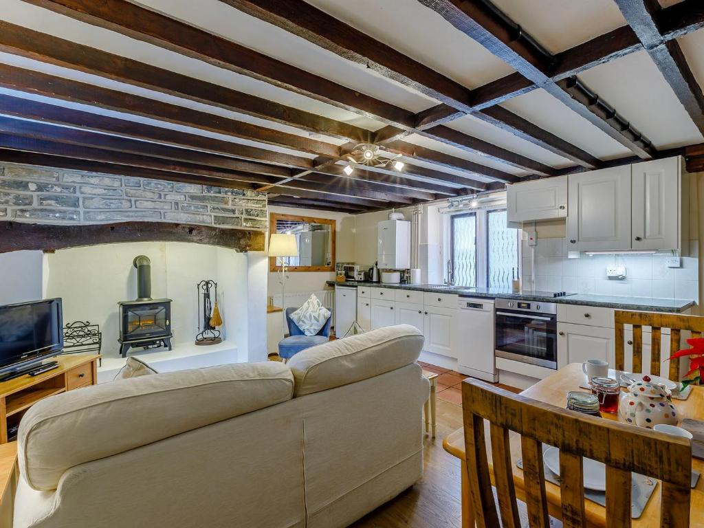 a living room with a couch and a kitchen at The Tack Room - Uk30438 in Kingsbury Episcopi