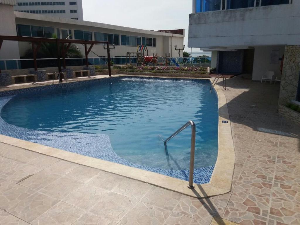 uma grande piscina em frente a um edifício em Excelente vista al mar em Cartagena das Índias