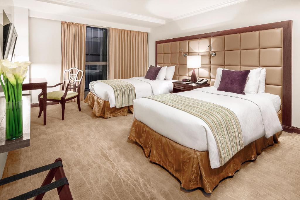 Discovery Suites Manila, Philippines客房内的一张或多张床位