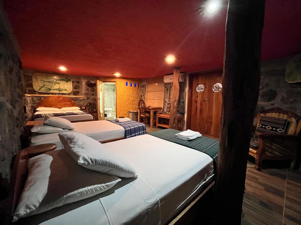 Postel nebo postele na pokoji v ubytování Lonesome George Ecolodge