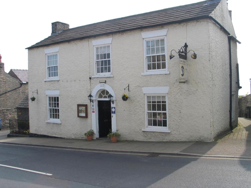 ein weißes Gebäude mit einer Tür auf einer Straße in der Unterkunft Clyde House in Leyburn