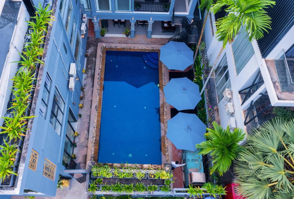 een uitzicht op een zwembad in het midden van een gebouw bij The Rabbit Hole Hotel & SPA in Siem Reap