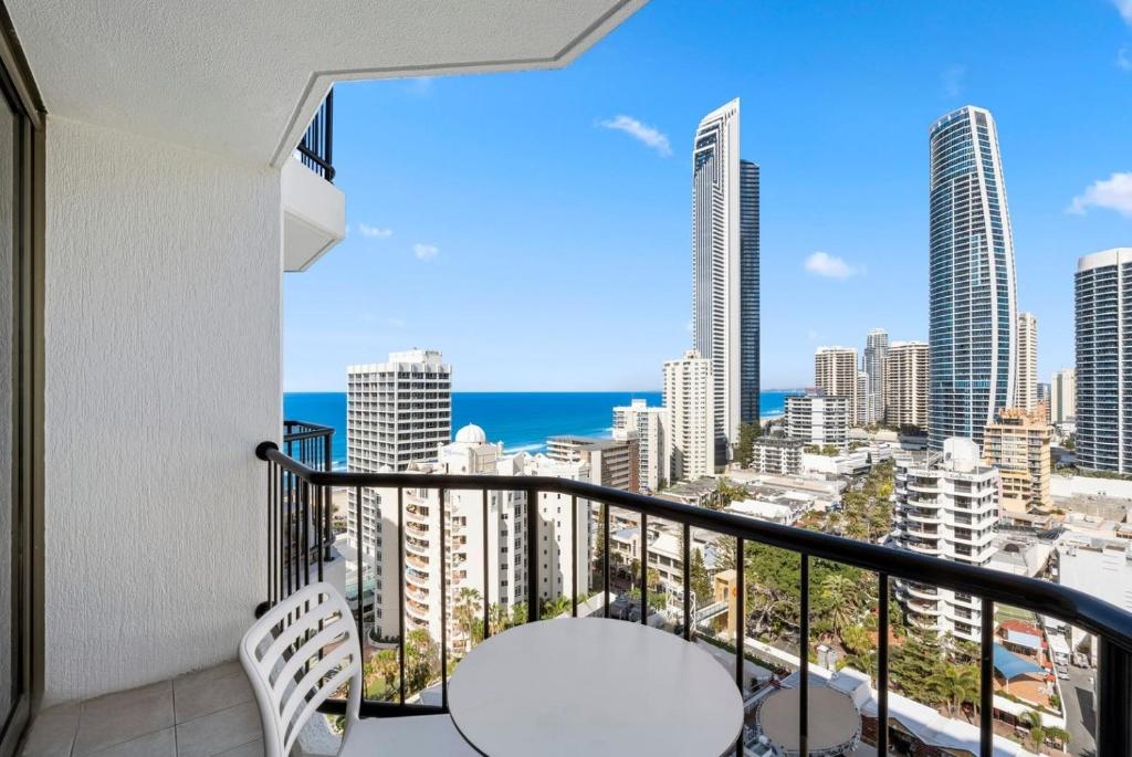 balcón con vistas a la ciudad en Serain Residences On View en Gold Coast