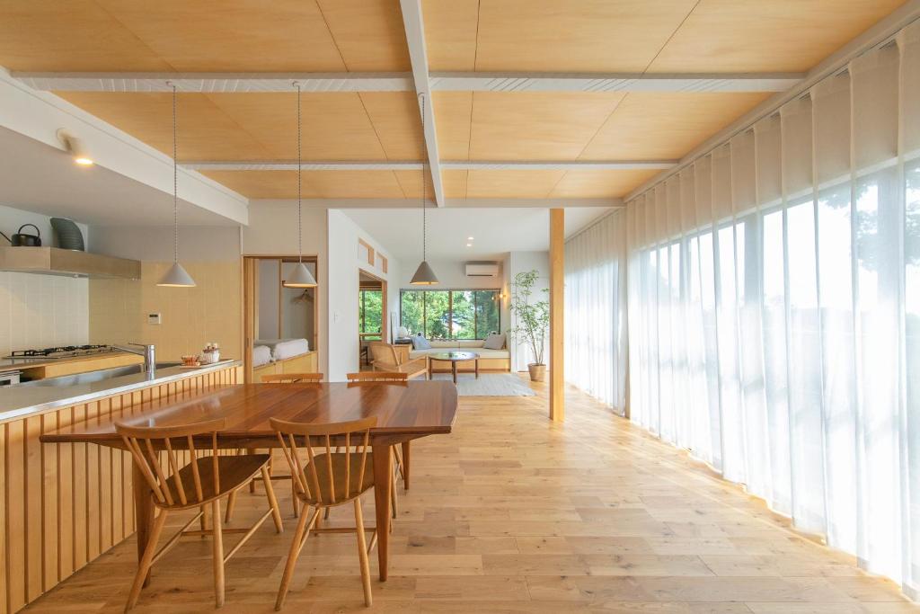 YawatanoにあるYAMO-Izukogenのキッチン、ダイニングルーム(木製のテーブルと椅子付)