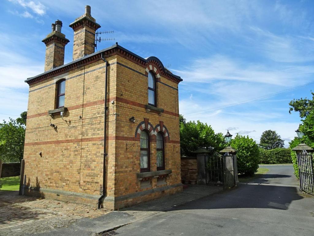 an old brick building with two towers on top at The Gatehouse - Uk2482 in Cayton