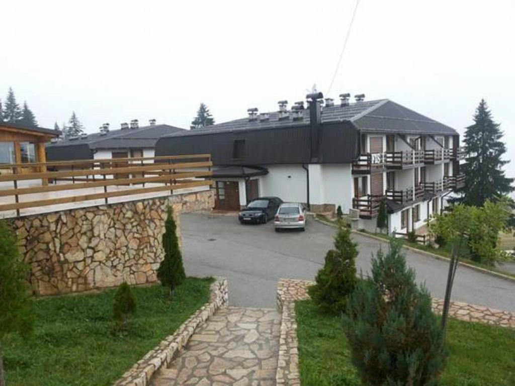 una casa con un coche aparcado en un estacionamiento en Andrea & Goran 106, en Vlašić