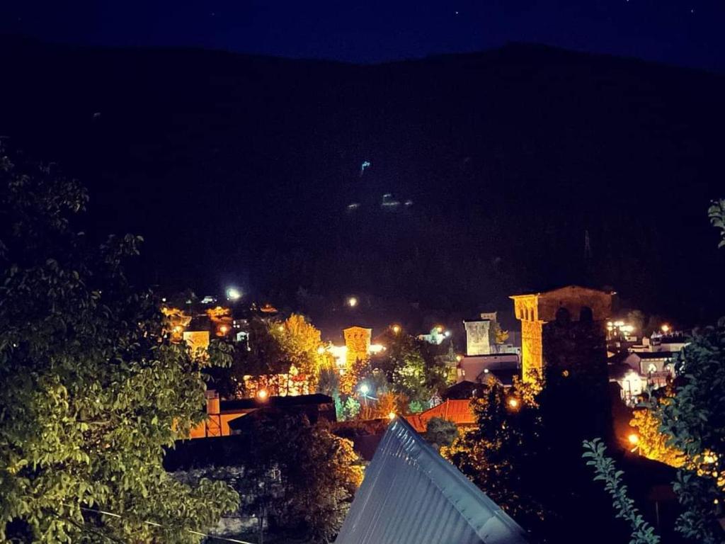 Vista general d'una muntanya o vistes d'una muntanya des de l'hostal o pensió