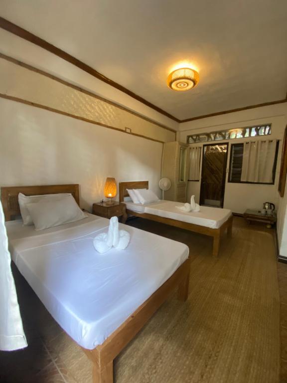 Postel nebo postele na pokoji v ubytování Tahanan Resort
