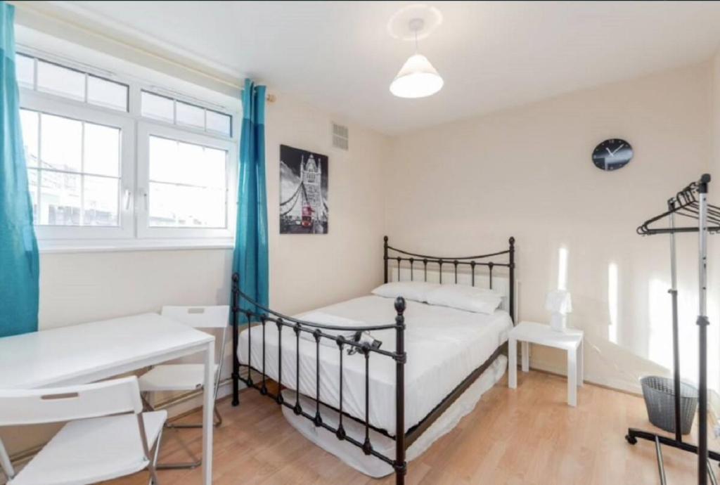 ロンドンにあるAPlaceToStay Central London Apartment, Zone 1 BONの二段ベッド2台と机のある寝室