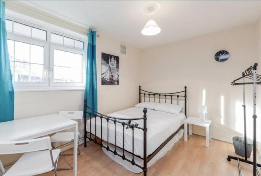 1 dormitorio con 2 literas y escritorio en APlaceToStay Central London Apartment, Zone 1 BON, en Londres