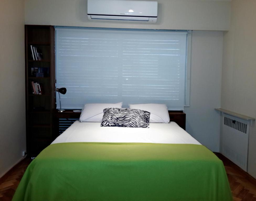 um quarto com uma cama com uma almofada de zebra em Studio Maipu em Buenos Aires