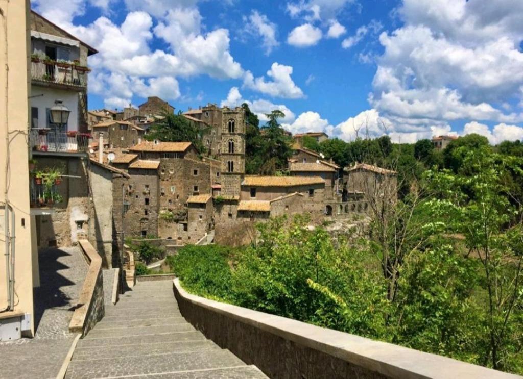 een uitzicht op een stad met een aantal gebouwen bij La casina di Karol in Ronciglione