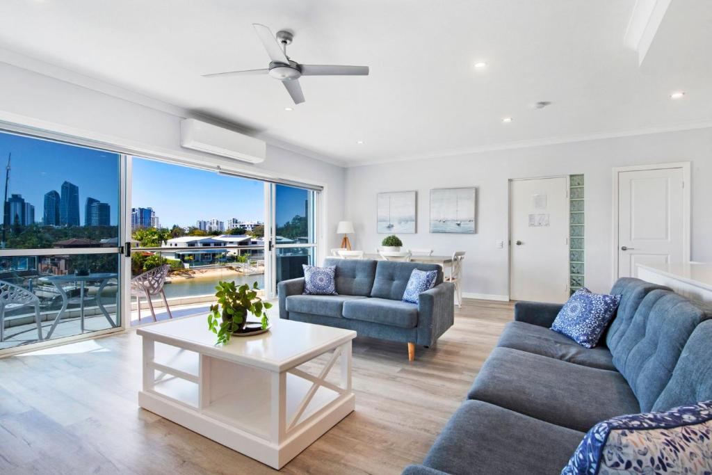 sala de estar con sofá y mesa en 3br Broadbeach Lakefront Apartment, en Gold Coast