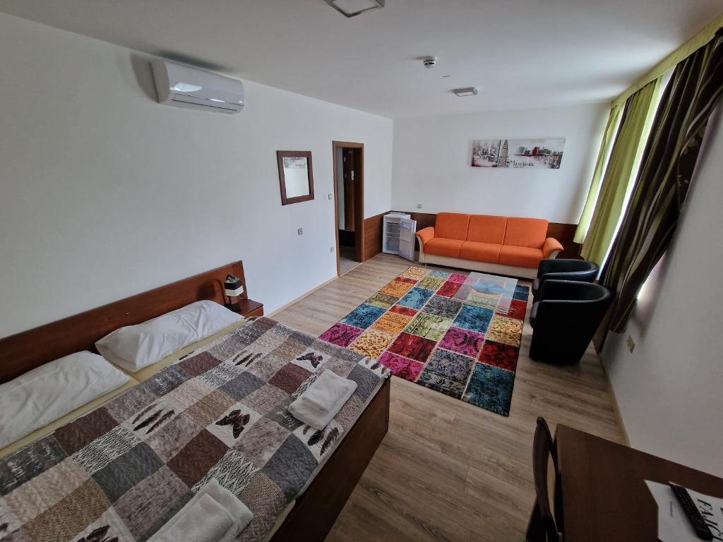 Postel nebo postele na pokoji v ubytování Penzion PKO Nitra