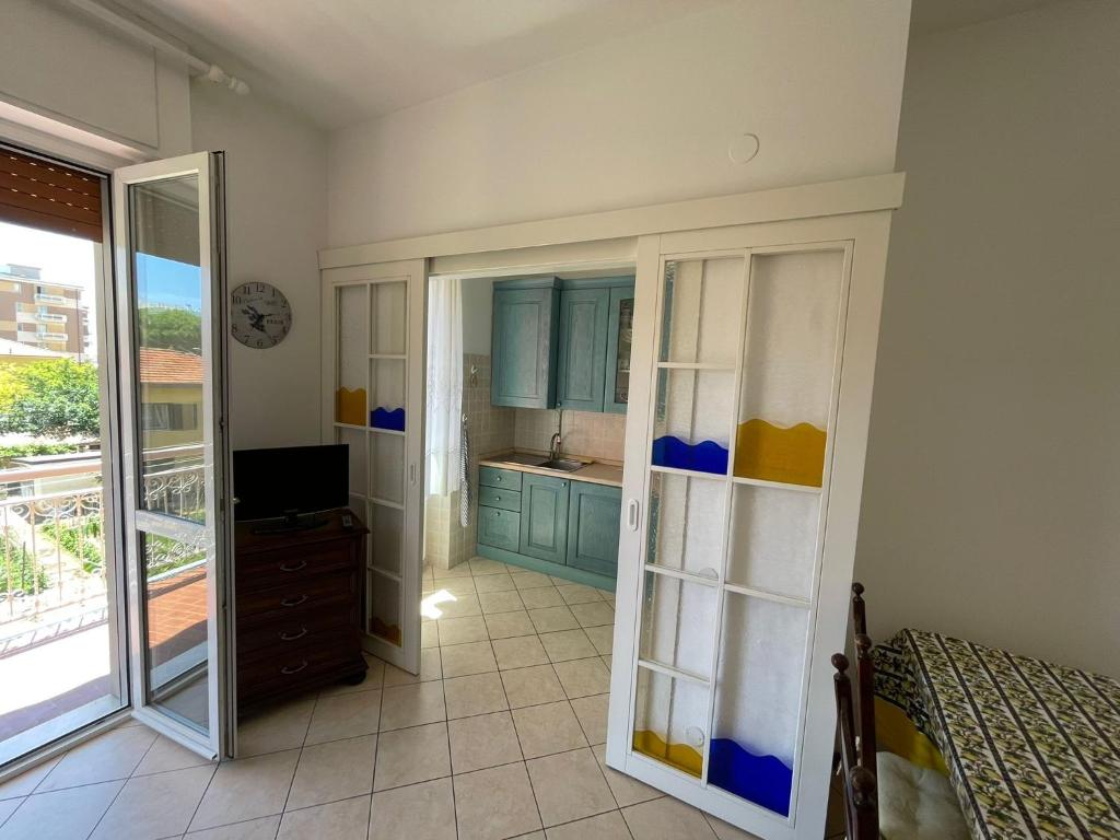 a bedroom with a bed and a sink and a mirror at Appartamento Note d’estate in Marina dʼAndora