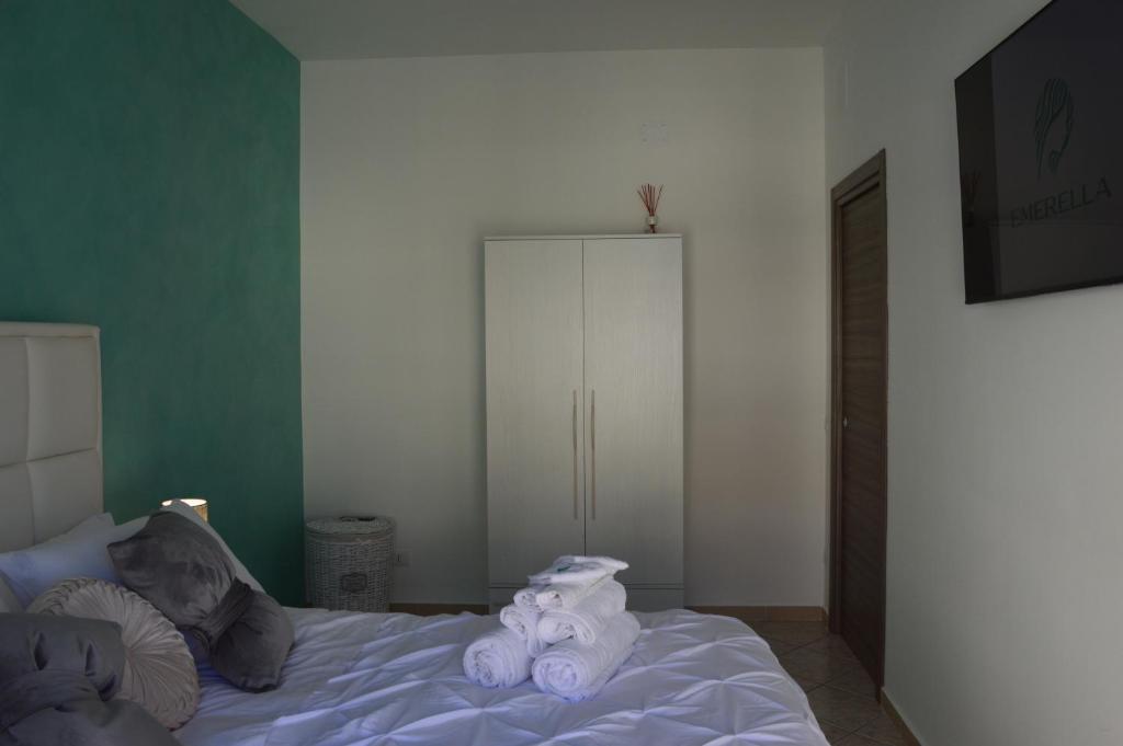 Łóżko lub łóżka w pokoju w obiekcie Emerella Guest House Siderno Beach