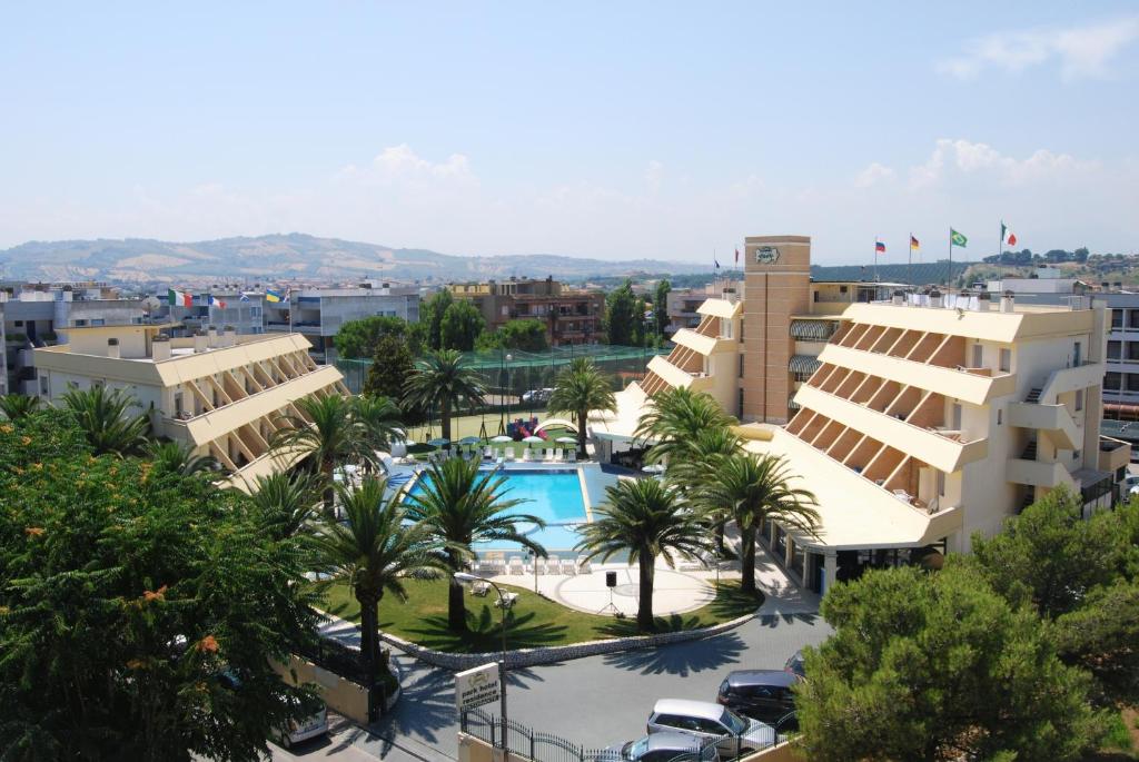 Vue sur la piscine de l'établissement Park Hotel & Dependance ou sur une piscine à proximité