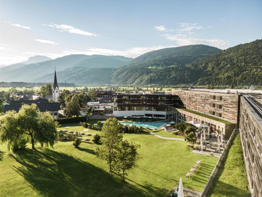 uma vista aérea de uma cidade com montanhas ao fundo em Falkensteiner Hotel & Spa Carinzia em Tröpolach