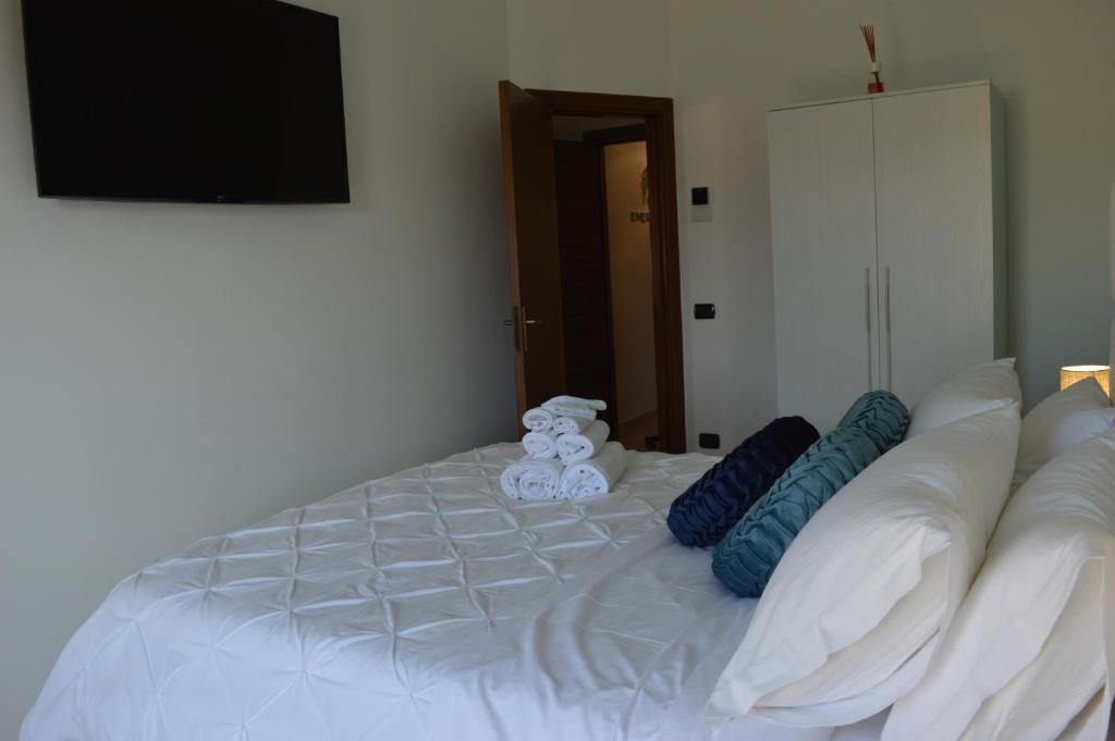 Łóżko lub łóżka w pokoju w obiekcie Emerella Guest House Siderno Beach