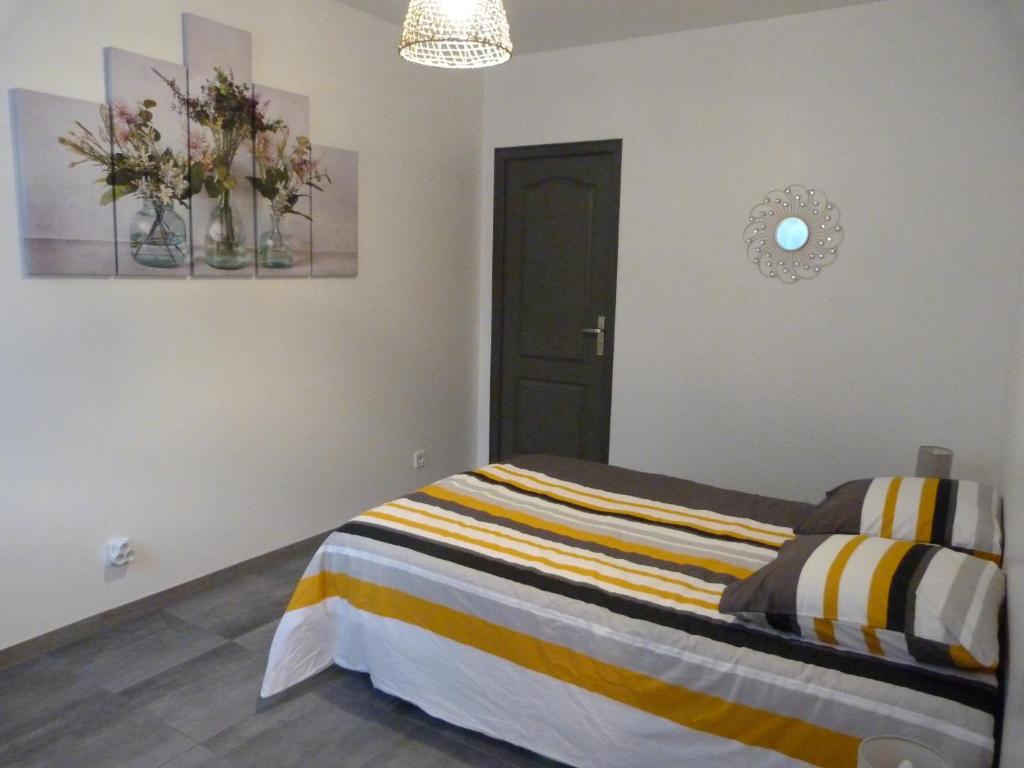 a bedroom with a bed and a black door at Appartement T.2 - Parking -Gratuit in Vierzon