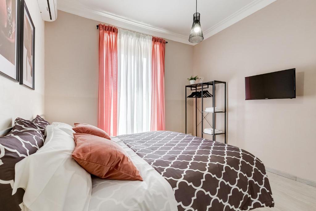 A bed or beds in a room at BDC - Prestige 3Bdr 3Bath in Monti District