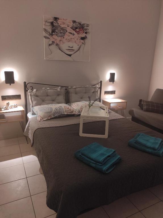 um quarto com uma cama com duas toalhas dobráveis em Ilianna's Home Β3 - Marina,Kalamata em Kalamata