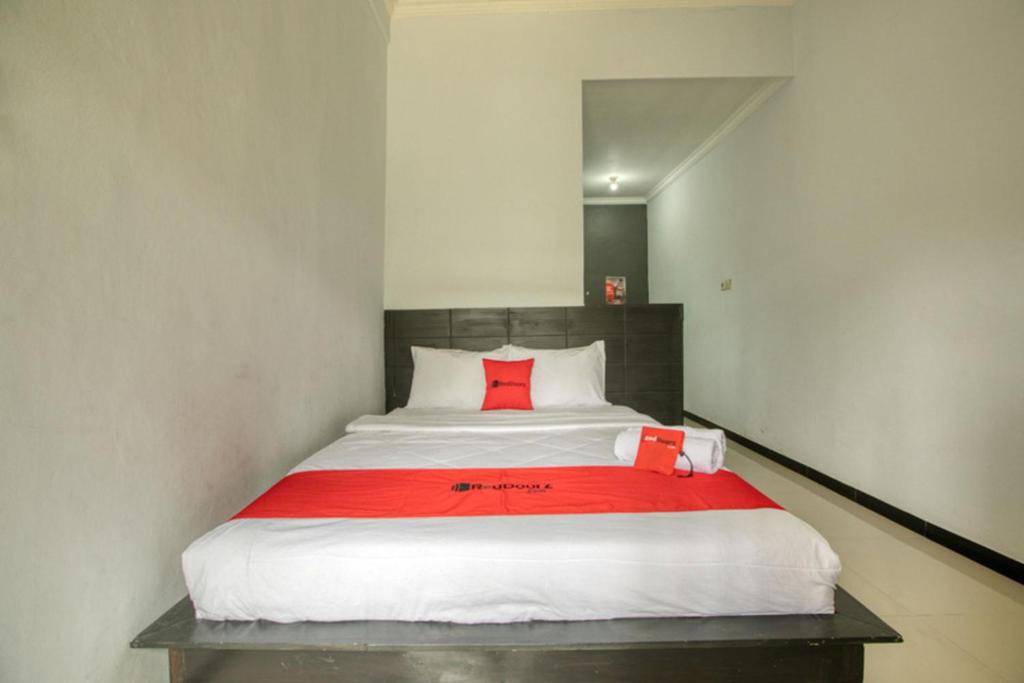 Postel nebo postele na pokoji v ubytování RedDoorz near Exit Toll Nusa Dua