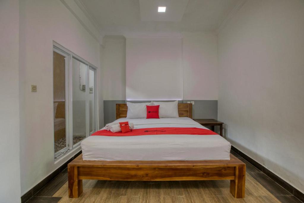 Postel nebo postele na pokoji v ubytování RedDoorz near Exit Toll Nusa Dua