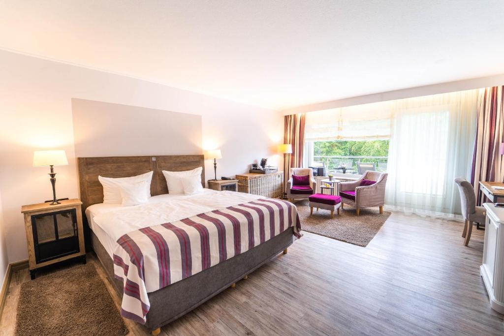 Postel nebo postele na pokoji v ubytování Romantischer Winkel RoLigio & Wellness Resort